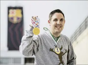  ?? FOTO: PERE PUNTÍ ?? Guillem Anglés muestra una medalla Orgullo de deportista luchador y campeón