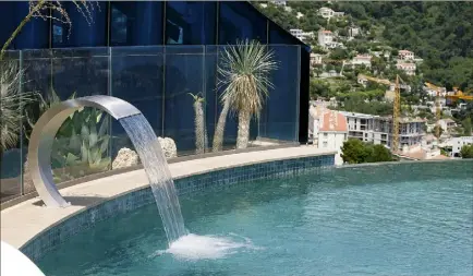  ??  ?? À plus de  mètres de hauteur, la piscine à débordemen­t offre une vue imprenable sur Monaco.