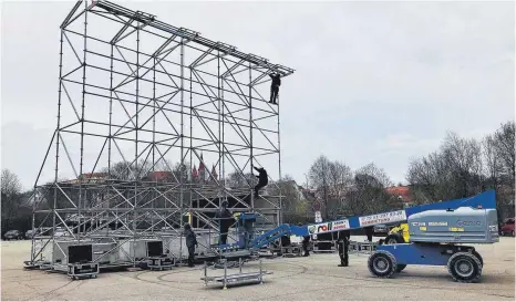  ?? FOTO: RIMKUS ?? Auf dem Schießwase­n wird bereits die große Leinwand für das Autokino montiert.