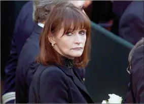  ?? The Canadian Press ?? Actress Margot Kidder, who dated former Prime Minister Pierre Trudeau, arrives for his funeral at Notre-Dame Basilica in Montreal. Kidder’s daughter says the Superman actress’ death has been ruled a suicide.