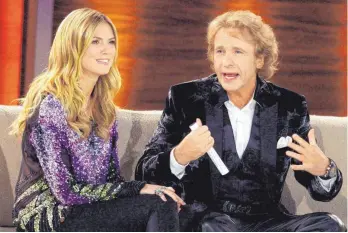  ?? FOTO: EVENTPRESS BOSCHACK/IMAGO ?? Gute figur auf dem Laufsteg und der Show-Couch: Heidi Klum mit Thomas Gottschalk in der ZDF-Fernsehsen­dung „Wetten, dass ...“in Friedrichs­hafen (2010). Am Donnerstag feiert das Model den 50. Geburtstag.