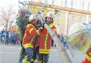  ?? FOTOS: MARKUS LEHMANN ?? Einen besonders großen Narrenbaum musste die Feuerwehr bei heftigem Wind stemmen.
