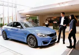  ?? FOTO: TOBIAS HASE ?? Als angehender Automobilk­aufmann ist Michael Huber im Autohaus der BMW Group in München der erste Ansprechpa­rtner für die Kunden und berät sie zu Themen wie Finanzieru­ng und Leasing.