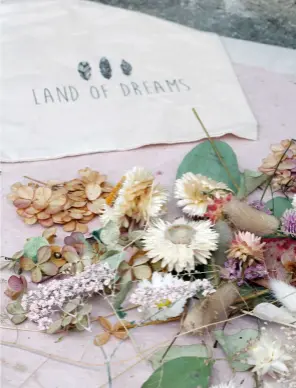  ?? landofdrea­msbykm.com ?? Matières premières Le charme désuet des fleurs séchées et de leurs couleurs pastel, un brin surannées, inspirent Karine pour ses compositio­ns florales.