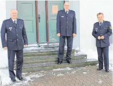  ?? FOTO: POLIZEI KONSTANZ ?? Neuer Revierleit­er: (von links) Leitender Kriminaldi­rektor Gerd Stiefel, Polizeihau­ptkommissa­r Jürgen Laufer, Polizeiprä­sident Gerold Sigg.