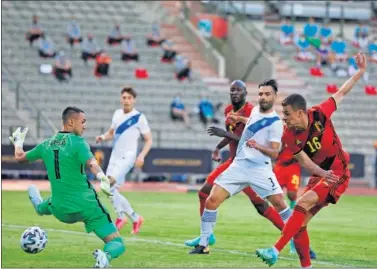  ??  ?? Thorgan Hazard bate a Vlachodimo­s en el primer gol del partido.