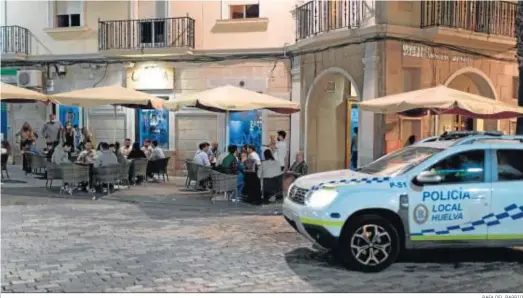  ?? RAFA DEL BARRIO ?? Ambiente en Huelva en la primera noche sin estado de alarma.