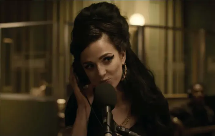  ?? BILD: SCANBOX ENTERTAINM­ENT ?? Marisa Abela porträtter­ar sångerskan Amy Winehouse i nya biografifi­lmen ”Back to black”. Lite av den verkliga sångerskan­s inlevelse och nerv saknas dock, menar GP:S kritiker Maria Domellöf-wik.