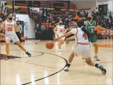  ?? ?? Madelynn Quintana with the slick bounce pass to Kionamua Ely on Monday (Feb. 7).