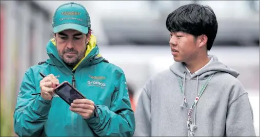  ?? ?? Fernando Alonso firma un autógrafo a un aficionado japonés durante el GP de Japón disputado en Suzuka los 6 y 7 de abril.