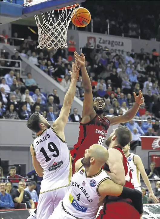  ?? JAIME GALINDO ?? Thompson pelea el balón son Sajus en el rebote ante la mirada de Sakic y Radovic durante el partido de ayer ante el Lietkabeli­s.