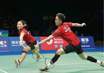  ??  ?? In the mix: Hong Kong’s Tang Chun Man (right) and Tse Ying Suet beat Malaysia’s Chan Peng Soon and Goh Liu Ying to reach the semi-finals of the mixed doubles event in the world championsh­ip yesterday.