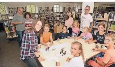  ?? FOTO: WOLFGANG KAISER ?? Beim Abschlussf­est des Sommerlese­clubs in der Kempener Stadtbibli­othek konnten die Kinder auch ein Pferderenn­en spielen.