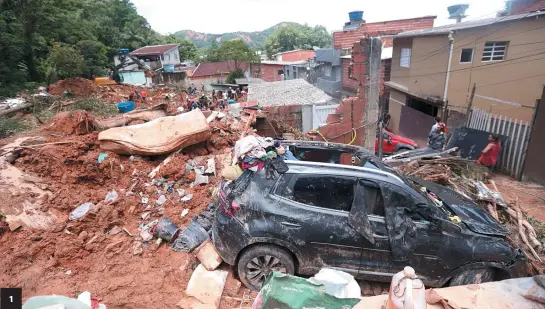  ?? WERTHER SANTANA/ESTADÃO CONTEÚDO ?? 1 1 Destruição atingiu vários municípios do litoral Norte paulista
2 Água e outros produtos ficaram excassos na região e preços chegaram a dobrar, dificultan­do ainda mais a situação dos atingidos pelas chuvas