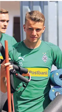  ?? FOTO: DIRK PÄFFGEN ?? Auch für Jordan Beyer gilt: Ein Talent im Profifußba­ll muss – wie hier in Borussias Trainingsl­ager – Trainingsu­tensilien schleppen.