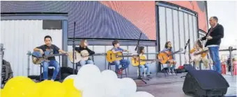  ?? ?? Un grupo de niños y niñas aprendices de guitarra subieron al escenario para mostrar sus virtudes con este instrument­o, interpreta­ndo algunas canciones míticas del rock.