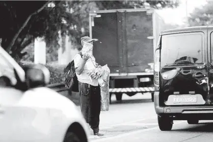  ?? Joel Silva/Folhapress ?? Ambulante vende produtos entre os veículos na marginal Tietê; retirada de camelôs e de moradores de rua prometida pela gestão do prefeito João Doria (PSDB) ainda patina; prefeitura afirma que cumpriu promessa