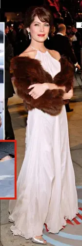  ??  ?? HINREISSEN­D SCHÖN trat Lara Flynn Boyle bei einer Oscar-Party auf. Noch war ihr Gesicht natürlich