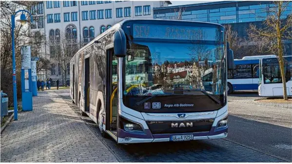  ?? Foto: Florian Wagner ?? Statt in den Zug in den Bus: Zwischen Oberkochen und Giengen gilt bis 17. März Schienersa­tzverkehr.