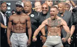  ??  ?? TODO LISTO. Mayweather y McGregor, anoche en el tradiciona­l pesaje.