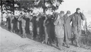  ??  ?? En diciembre de 1944, Hitler lanzó un contraataq­ue final en las Ardenas, que fracasó. Arriba, soldados alemanes capturados en enero de 1945. LOS ÚLTIMOS COLETAZOS DEL TERCER REICH.