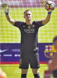  ??  ?? OFICIAL. El portero Jasper Cillessen tuvo sesión de fotografía­s en el Camp Nou.