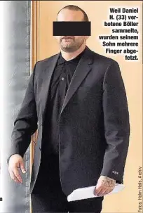  ??  ?? Weil Daniel H. (33) verbotene Böller
sammelte, wurden seinem Sohn mehrere Finger abgefetzt.