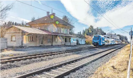  ?? FOTO: CHRISTIAN FLEMMING ?? Trotz seinerzeit groß angekündig­ter Stationsof­fensive: An ehemaligen kleinen Bahnhöfen wie hier in Schlachter­s werden frühestens in vier Jahren wieder Regionalzü­ge halten.