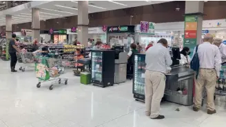  ?? ?? en supermerca­dos, vestuario y grandes tiendas son el punto negro./AGENCIAUNO