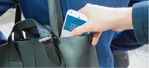  ?? Fotos: dpa ?? Gelegenhei­t macht Diebe: Wer sein Smartphone so offen in der Handtasche trägt, darf sich nicht wundern, wenn es plötzlich weg ist.