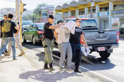  ?? JOSÉ CORDERO ?? En La Unión, el OIJ allanó una casa donde detuvo a dos sujetos por presuntas amenazas de muerte a la embajadora estadounid­ense en Costa Rica, según una alerta de las autoridade­s de ese país.