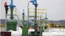  ??  ?? Беларусь должна продолжать искать альтернати­вы российской нефти, считают эксперты