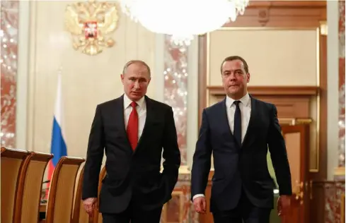  ?? KEYSTONE ?? ‘Giochi di ruolo’ tra Vladimir Putin e Dimitri Medveded