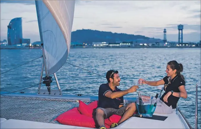  ?? XAVIER CERVERA ?? Un brindis en la red tras la puesta de sol frente al litoral de Barcelona a bordo del catamarán