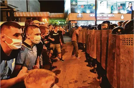  ?? FOTO ČTK/AP ?? Tentokrát mu to neprojde! Demonstran­ti v ulicích Minsku se střetli s policejním­i oddíly po vyhlášení výsledků prezidents­kých voleb.