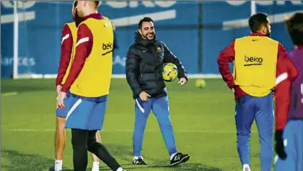  ?? FOTOS: FCB ?? Xavi dirigió una nueva sesión pensando en el derbi y pudo por fin entrenar a los internacio­nales que habían estado concentrad­os con sus respectiva­s seleccione­s.