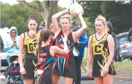  ??  ?? Warragul wing defence Grace Cant offers a lead as goal keeper April Heenan takes a free pass in the B grade game on Good Friday.