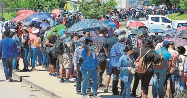  ?? // AFP ?? Hondureños y nicaragüen­ses hacen cola para vacunarse con Pfizer/BioNTech y Moderna en el puesto fronterizo de El Guasaule