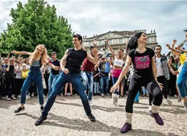  ??  ?? Il flash mob di Roberto Bolle il 29 aprile in Piazza Scala a Milano per la Giornata mondiale della danza.