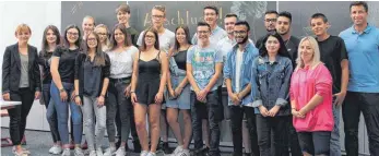  ?? FOTO: SCHULE ?? Die Klassenleh­rer beglückwün­schen die 20 Absolvente­n.