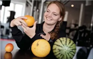  ??  ?? Vandmelone­n er udelukket. Men hvor lander vi så? Det bliver nok midt i mellem grapefrugt og honning-melon, understreg­er Sarah.