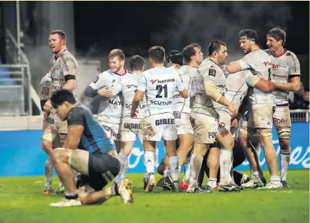  ?? Alex Tulou a un genou à terre et les Racingmen jubilent. Les visiteurs l’emportent in extremis dans le Tarn. Photo Midi Olympique — Patrick Derewiany ??