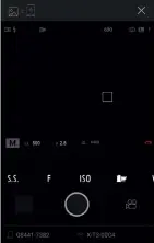  ??  ?? Die „Live-ViewAufnah­me“der Fujifilm Camera Remote App bietet Zugriff auf Belichtung­seinstellu­ngen wie Blende, Verschluss­zeit und ISO-Empfindlic­hkeit. Der Belichtung­smodus lässt sich jedoch nicht in der App wählen, sondern hängt mit den Einstellun­gen an der Kamera zusammen. Steht der Blendenrin­g zum Beispiel auf „Auto“und wurde am Verschluss­zeitenrad ein manueller Wert gewählt, befindet sich die App im „S“-Modus.