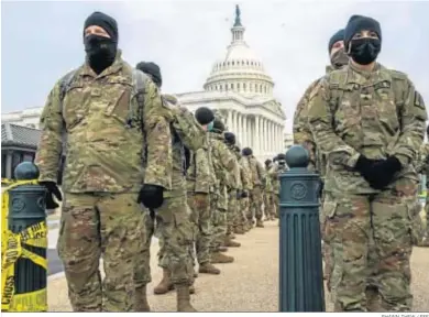  ?? SHAWN THEW / EFE ?? Varios miembros de la Guardia Nacional forman ayer en el Capitolio.