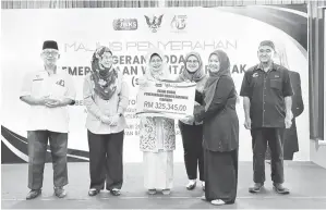  ?? ?? KOMITMEN: Fatimah menyempurn­akan simbolik penyerahan geran Modal Pemerkasaa­n Wanita Sarawak bagi Bahagian Sarikei pada Selasa lepas.