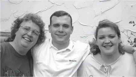  ?? ?? Major Ian Fishback with his mother, left, and sister in 2003. He died awaiting a bed at the VA.