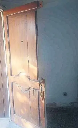  ??  ?? Destrozo. Para entrar, las fuerzas de seguridad dispararon armas de grueso calibre contra la puerta de la vivienda de Claudio Agüero.