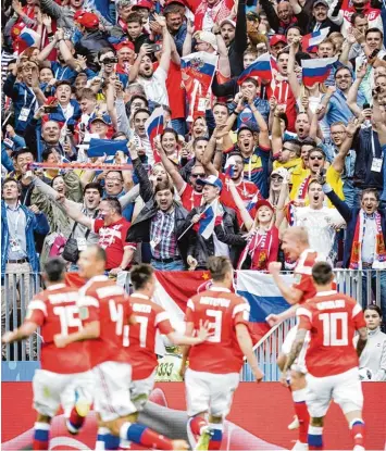  ?? Foto: Imago ?? Jubel, Trubel, Heiterkeit – die russische Mannschaft hat die Weltmeiste­rschaft mit einem begeistern­den 5:0 Sieg gegen Saudi Arabien eröffnet.