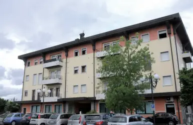  ??  ?? Il condominio L’edificio di Treviso: in un locale al secondo piano c’è la sede legale di Casaconven­ienza