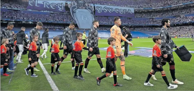  ?? ?? Salida de los equipos en el Madrid-City de la pasada temporada en el Santiago Bernabéu.